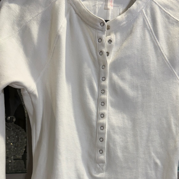 Free People Set. White Button-Up Shirt and Distressed Blue Jeans - Picture 8 of 8